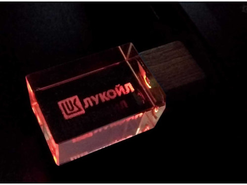 USB-флешка на 32 Гб прямоугольной формы, под гравировку 3D логотипа, материал стекло, с деревянным колпачком красного цвета, красный